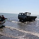 Спуск на воду лодки при помощи вездехода